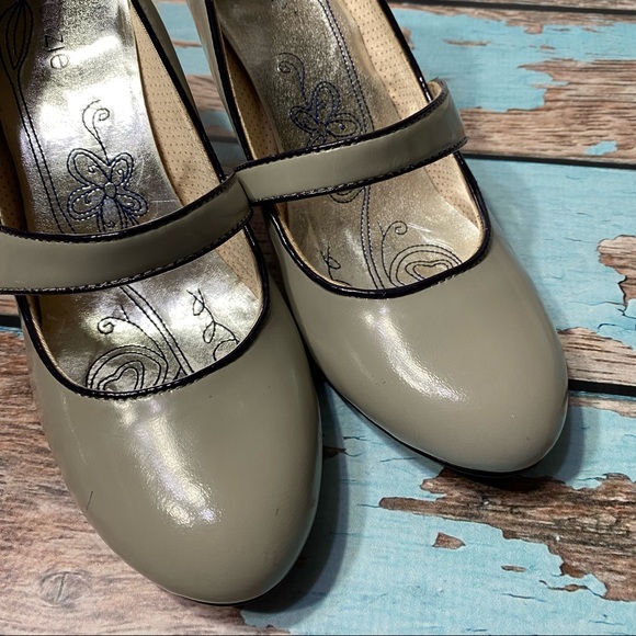 kenzie Shoes - KENZIE Retro Style Tan Mary Jane Heels with Low Slung Strap - Sz 9.5